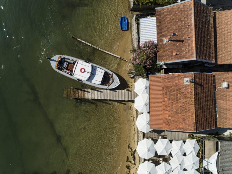 Pinasse sur le bassin d'arcachon vu du ciel